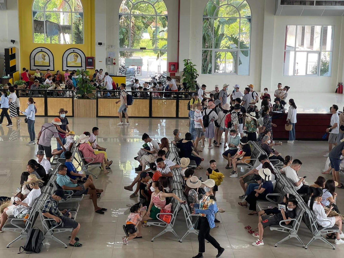 Hàng vạn lượt khách đã tập trung tại các bến cảng để mua vé đi tham quan Vịnh Hạ Long.