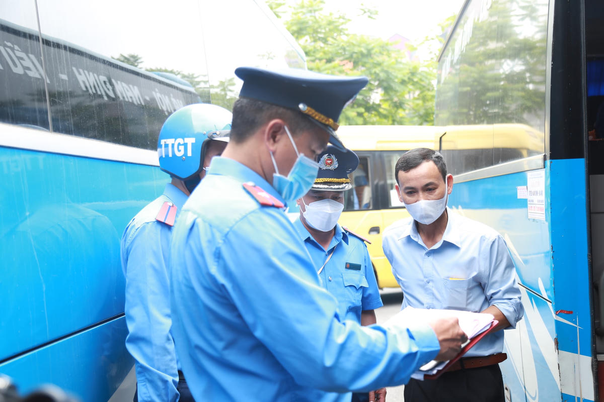 Thanh tra Sở GTVT Hà Nội kiểm tra xe khách trước khi xuất bến.