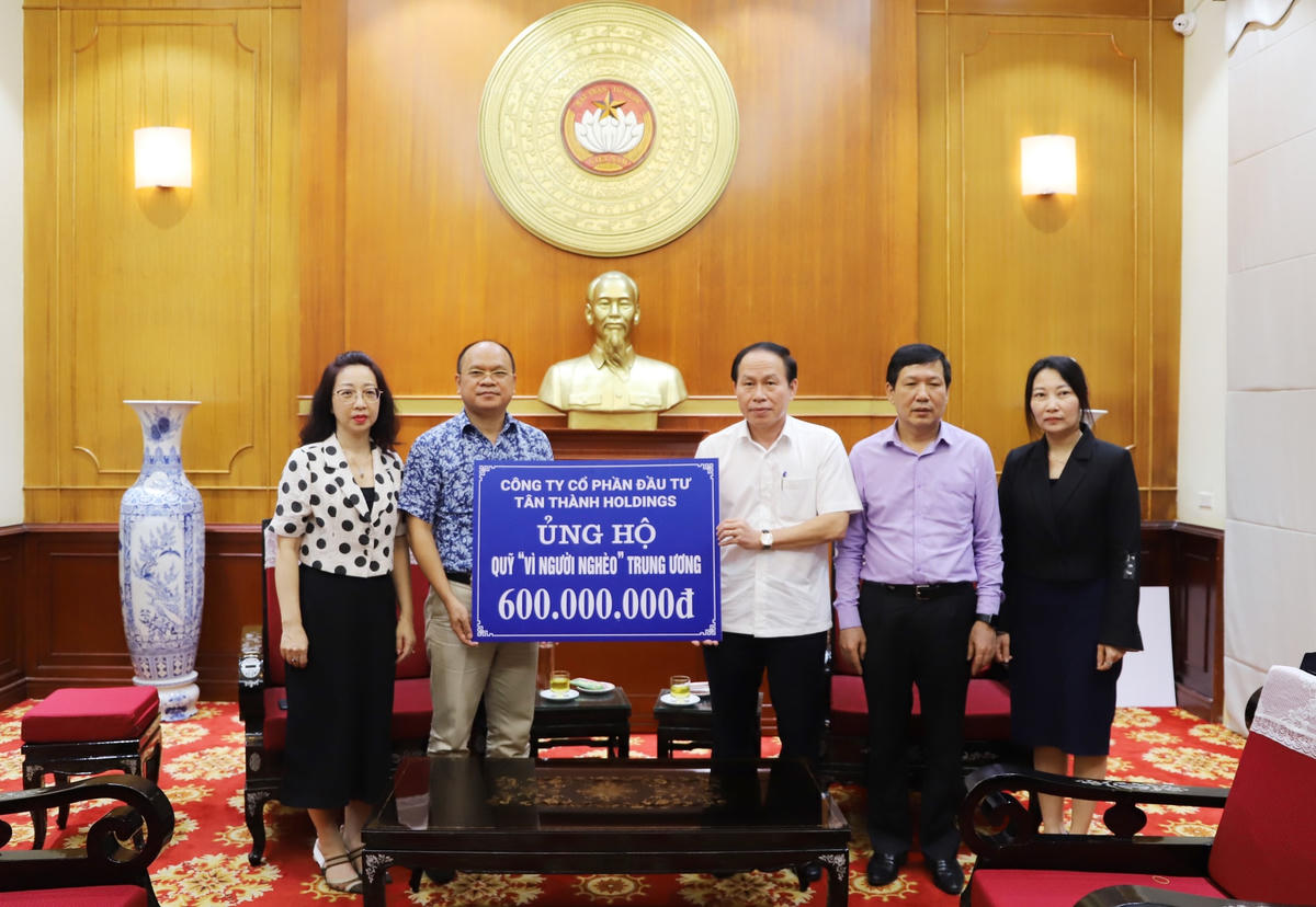 Ủy viên Trung ương Đảng, Phó Chủ tịch-Tổng Thư ký Lê Tiến Châu tiếp nhận ủng hộ Quỹ Vì người nghèo Trung ương từ Công ty cổ phần đầu tư Tân Thành Holdings.
