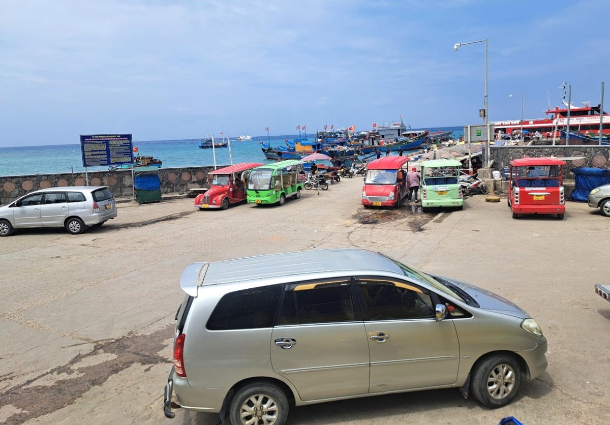 Góc bến cảng ở đảo Lý Sơn.