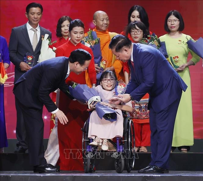 Chủ tịch nước Võ Văn Thưởng và đồng chí Nguyễn Trọng Nghĩa, Bí thư Trung ương Đảng, Trưởng Ban Tuyên giáo Trung ương trao hoa, biểu trưng cho các điển hình tiêu biểu.