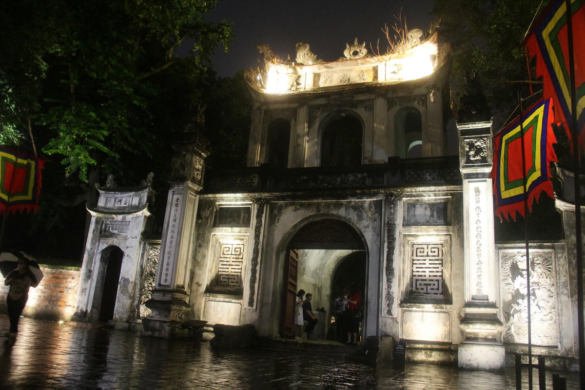 Văn Miếu - Quốc Tử Giám lung linh, huyền ảo dưới ánh đèn.