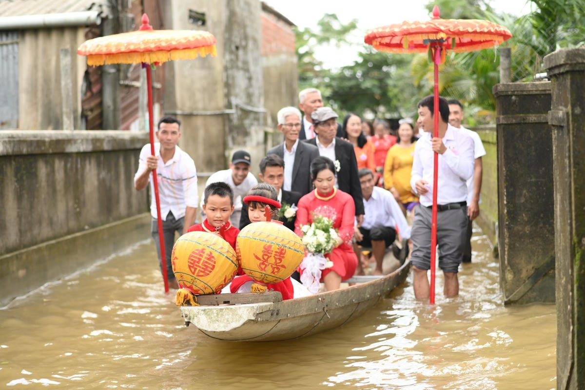 Theo hình ảnh ghi nhận từ quá trình tổ chức đám cưới này, dù phải tháo giày dép, vén quần hoặc dùng ghe trong lúc di chuyển.