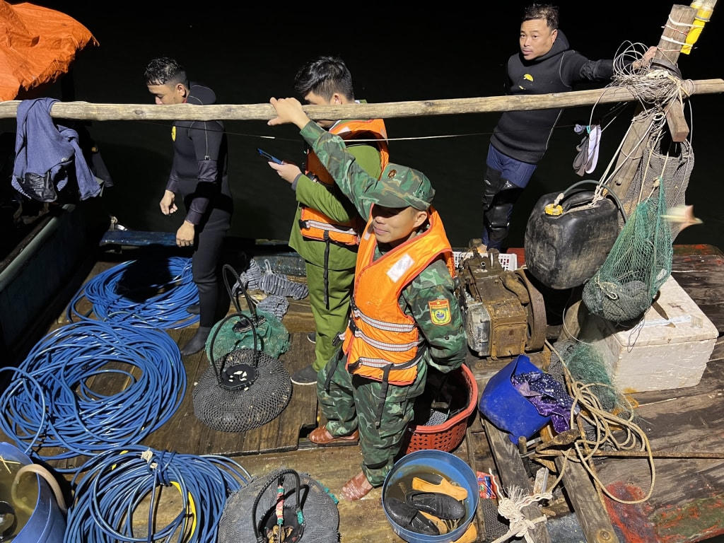 Tổ công tác tuần tra, kiểm soát phát hiện nhiều tàu cá khai thác thủy sản trái phép bằng hình thức tận diệt trên vùng biển Tiên Yên. Ảnh: Xuân Thao