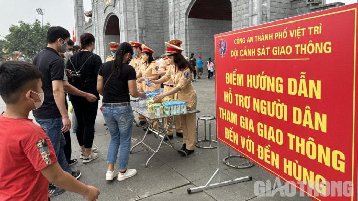 Điểm hướng dẫn, hỗ trợ người dân tham gia giao thông đến với Đền Hùng.