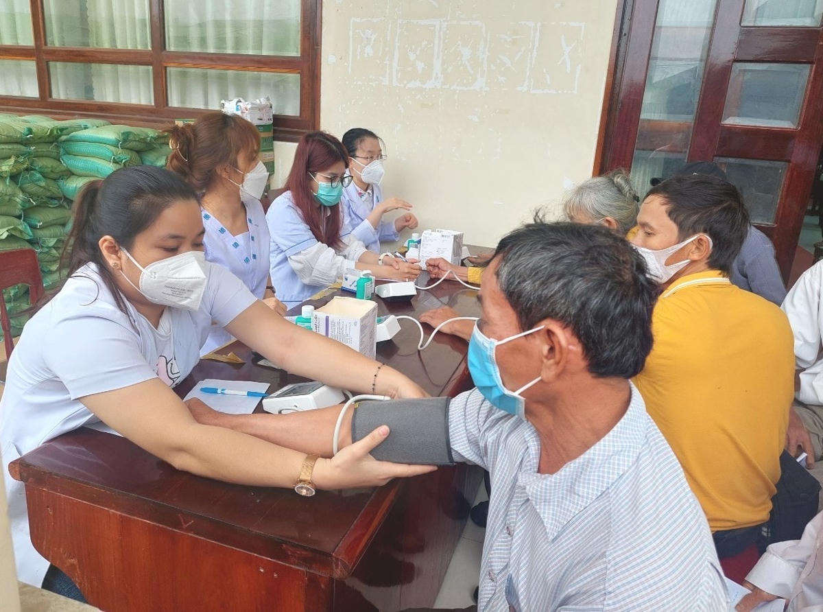 Đoàn công tác khám bệnh, phát thuốc miễn phí cho người dân huyện Tư Nghĩa.