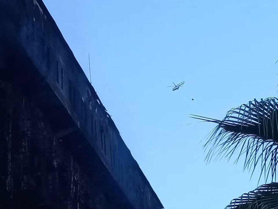 Lực lượng cứu hỏa trên không làm nhiệm vụ. Ảnh: Reuters.