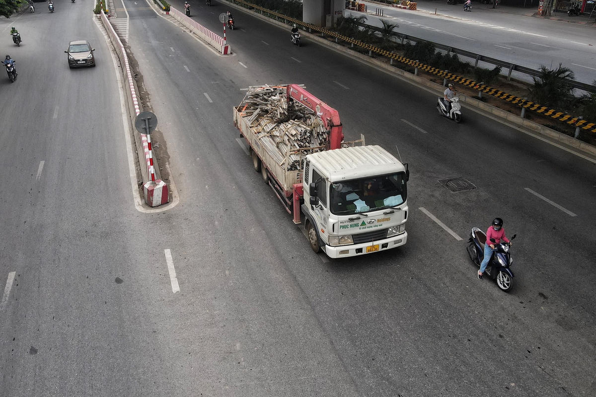  Dù nguy hiểm là thế nhưng nhiều người vẫn chọn cách "trêu đùa tử thần" đi ngược chiều.