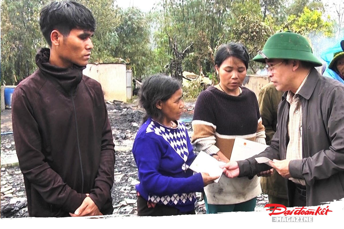 Ông Trần Anh Tuấn tặng quà cho gia đình có nhà bị cháy ở xã A Xan, huyện Tây Giang.