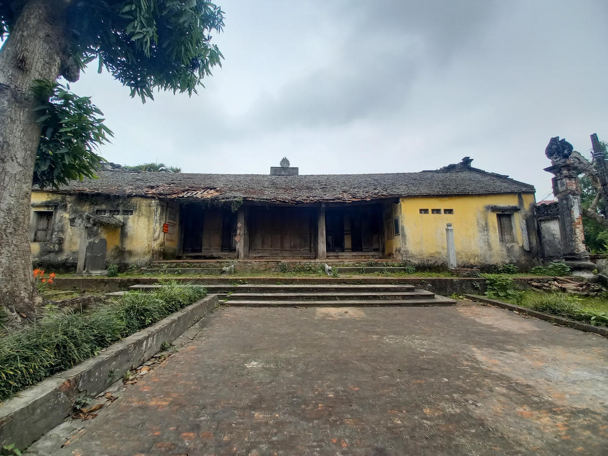 Di tích chùa Tre sắp sập.