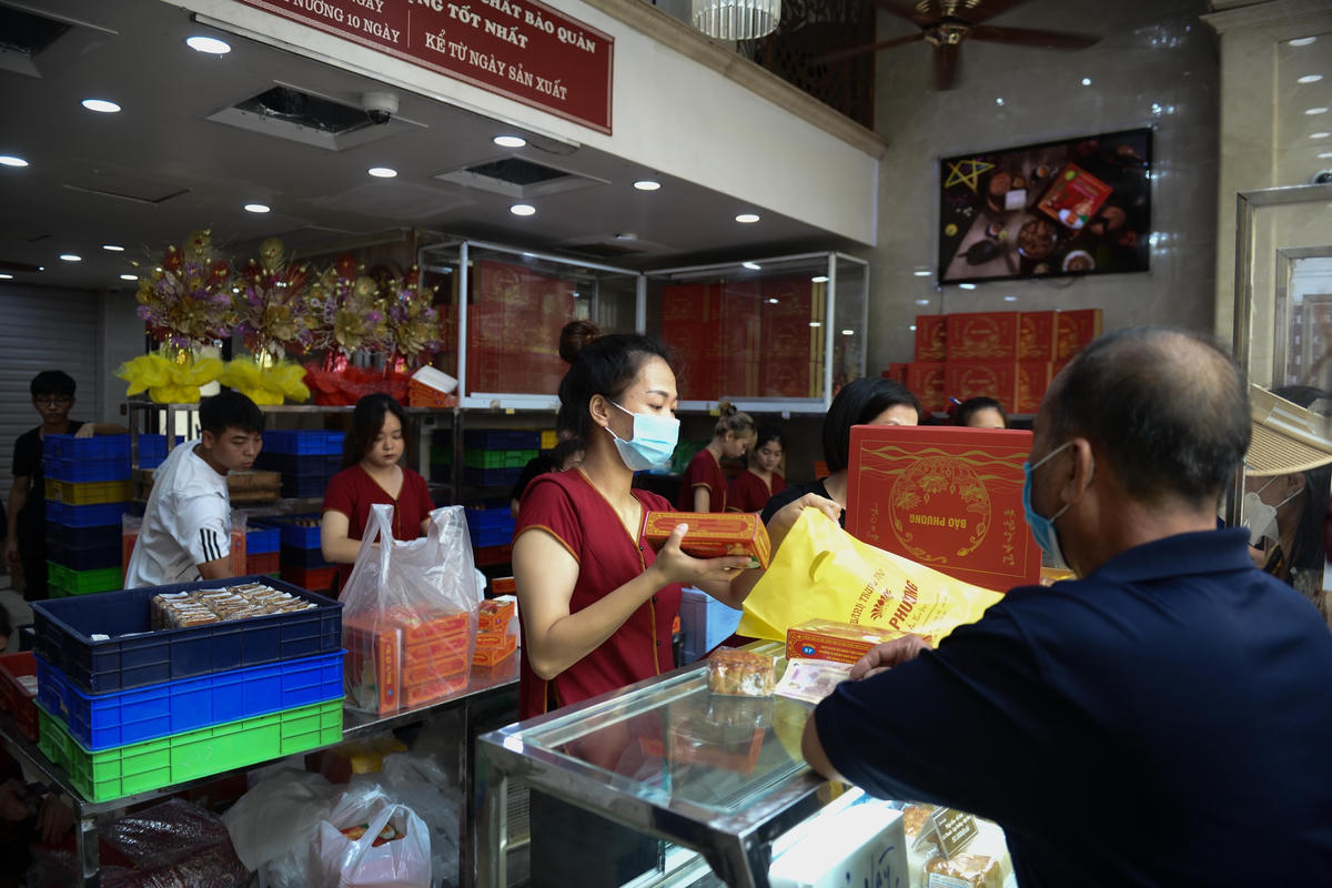 Hà Nội: Xếp hàng hàng tiếng đồng hổ chỉ để... mua bánh Trung thu