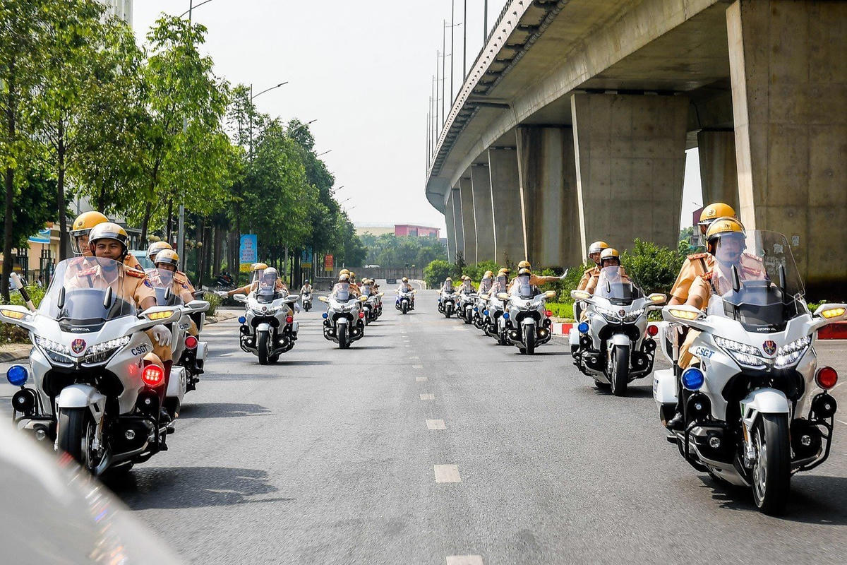Trong sáng ngày 17/7, các chiến sĩ CSGT đi theo phương án dẫn đoàn nguyên thủ quốc gia với số lượng 30 siêu mô tô, di chuyển theo các tuyến dẫn từ Long Biên lên sân bay Nội Bài và chiều ngược lại.