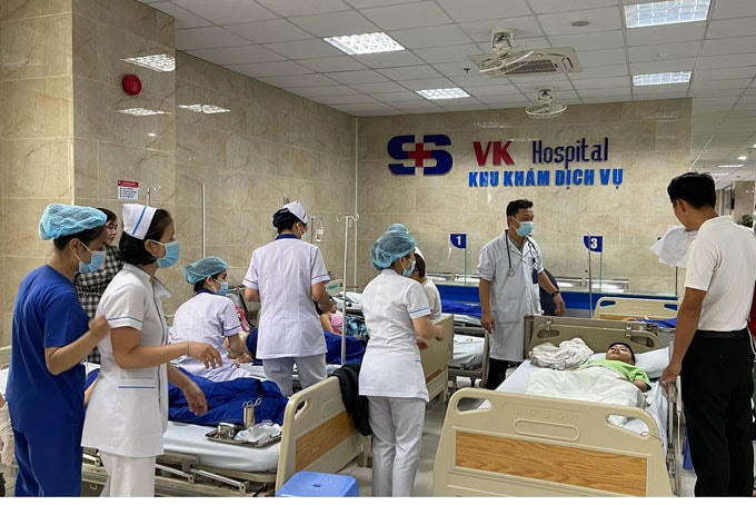 Y,bác sỹ Bệnh viện 22/12 đang theo dõi sức khỏe cho các cháu học sinh.