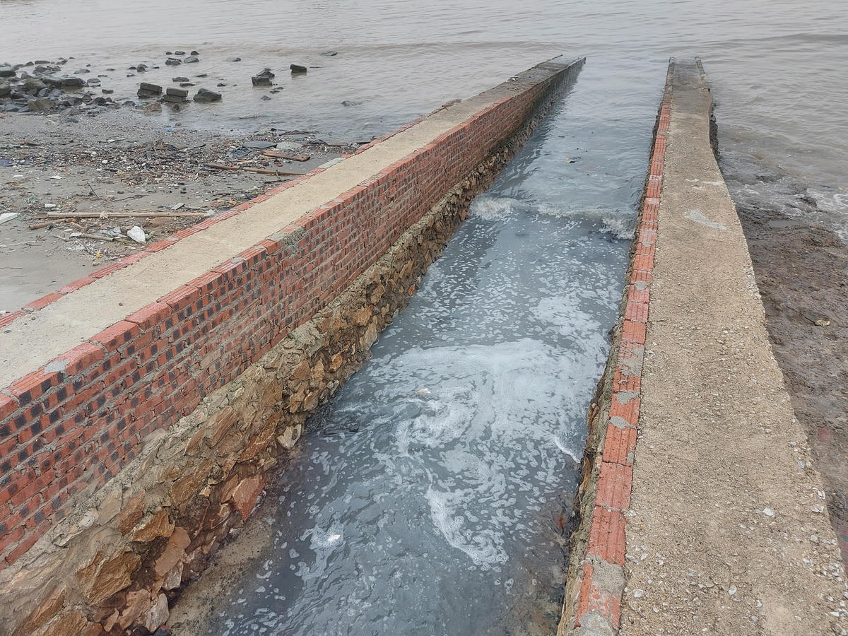 Nước thải từ chảy ra từ cống ở xã Ngư Lộc có màu đen ngòm, sủi bọt với mùi hôi.