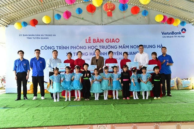 Phó Chủ tịch Ủy ban Trung ương MTTQ Việt Nam Hà Thị Nga trao quà cho trường Mầm non Trung Hà.