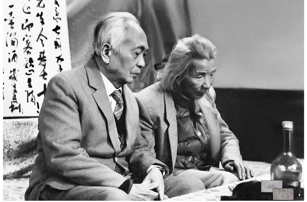Đại tướng Võ Nguyên Giáp đến thăm nhạc sĩ Văn Cao vào ngày mùng 6 Tết Nhâm Thân (1992).  
