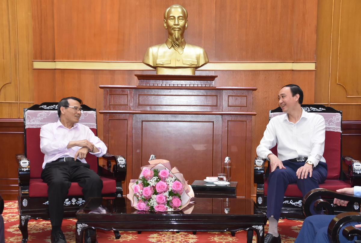 Phó Chủ tịch Phùng Khánh Tài trò chuyện cùng ông Nguyễn Duy Nhiên.