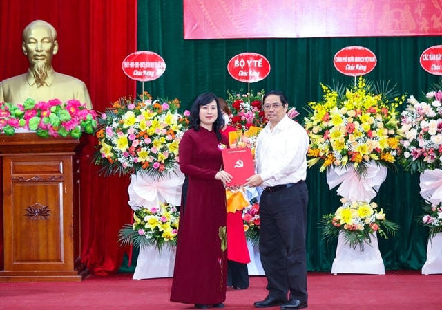 Thủ tướng Phạm Minh Chính trao Quyết định Bí thư Ban Cán sự Đảng, Quyền Bộ trưởng Bộ Y tế đối với bà Đào Hồng Lan. Ảnh:VGP/Nhật Bắc.