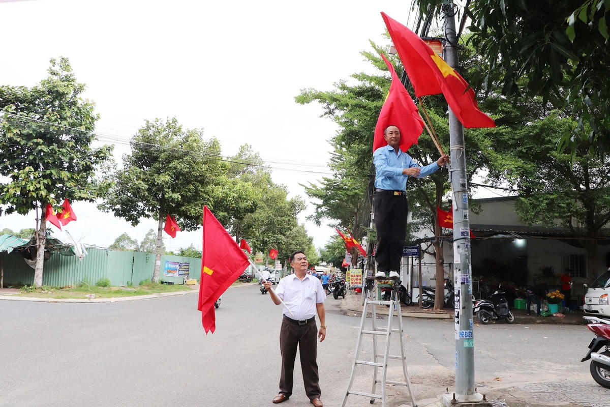 Cán bộ, nhân dân tổ 31, khu phố 2, phường 10, TP Vũng Tàu treo cờ chào mừng ngày Lễ Quốc khánh 2/9.
