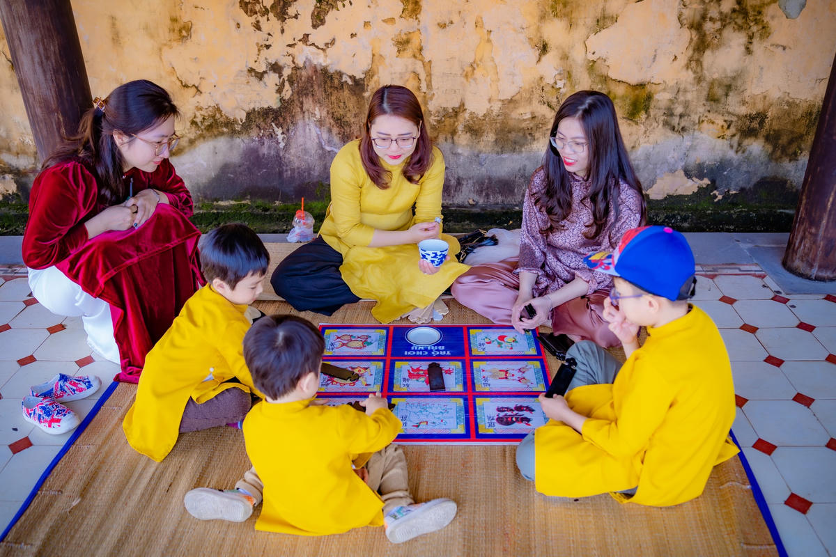 Du khách thích thú với các trò chơi trong dịp Tết Nguyên đán ở Đại nội Huế.