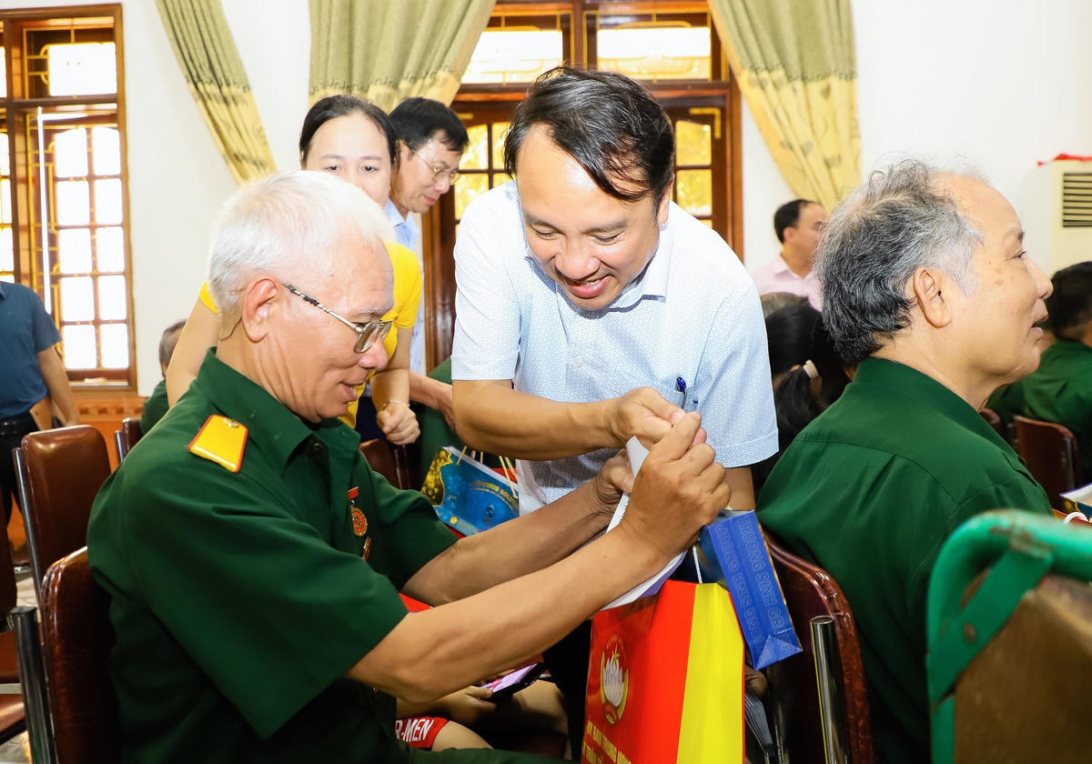 Đại diện Uỷ ban MTTQ tỉnh Nghệ An, huyện Nghi Lộc tặng quà cho các thương binh nhân dịp 76 năm ngày Thương binh - Liệt sĩ.