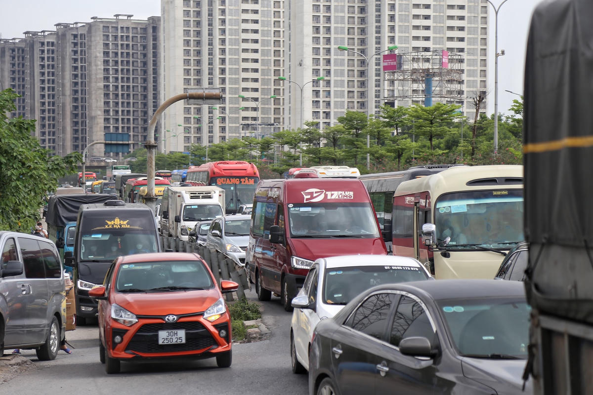 Các phương tiện phải nhích từng chút để di chuyển.