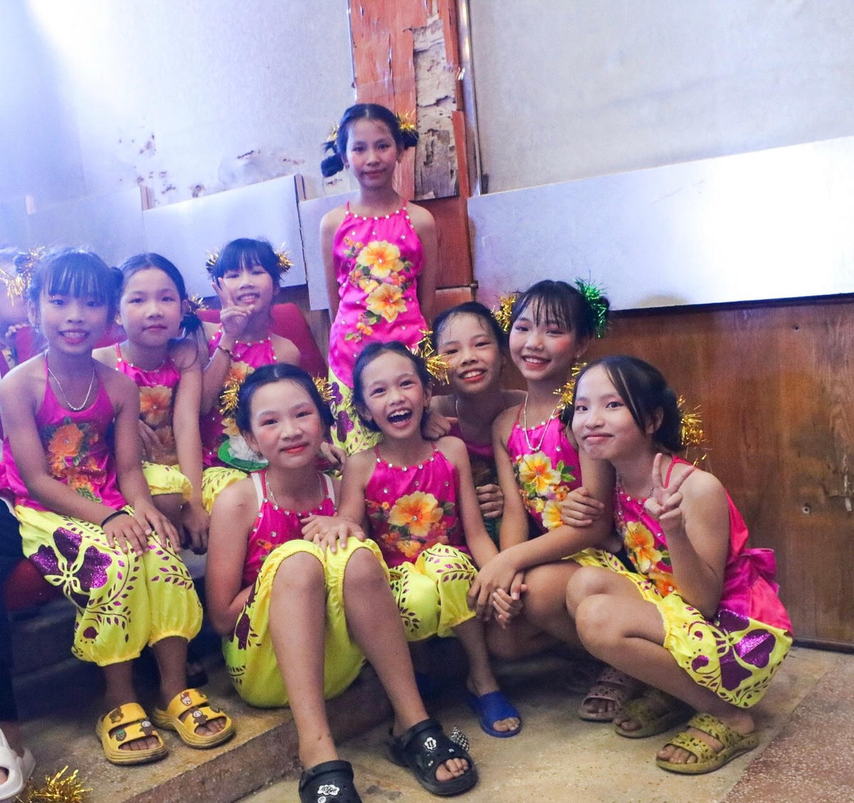 Đội diễn “nhí” không giấu nổi sự phấn khích khi đội diễn của mình dành giải A.