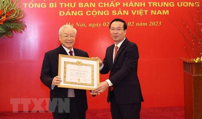 Ông Võ Văn Thưởng, Ủy viên Bộ Chính trị, Thường trực Ban Bí thư trao Huy hiệu 55 năm tuổi Đảng tặng Tổng Bí thư Nguyễn Phú Trọng. Ảnh: Trí Dũng/TTXVN.