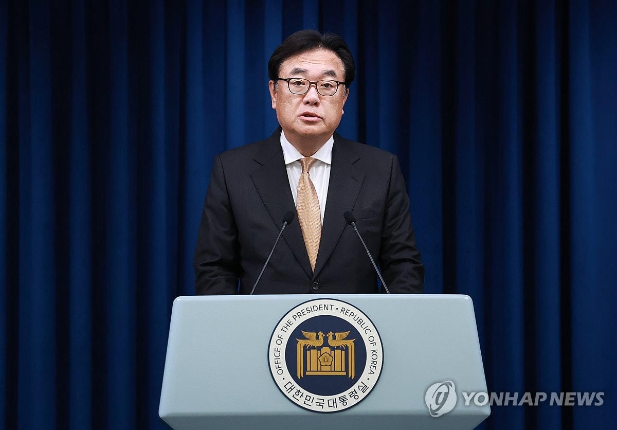 Chung Jin-suk, the presidential chief of staff, announces President Yoon Suk Yeol's replacement of the defense minister during a press briefing at the presidential office in Seoul on Dec. 5, 2024. (Yonhap) 