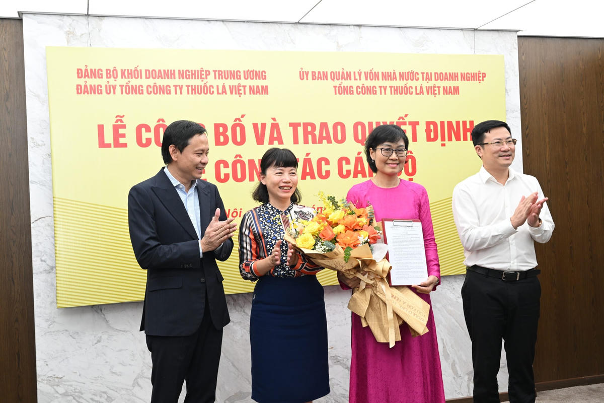 Lãnh đạo Tổng công ty trao quyết định bổ nhiệm Phó Tổng giám đốc và chúc mừng Bà Nguyễn Diệu Hương.
