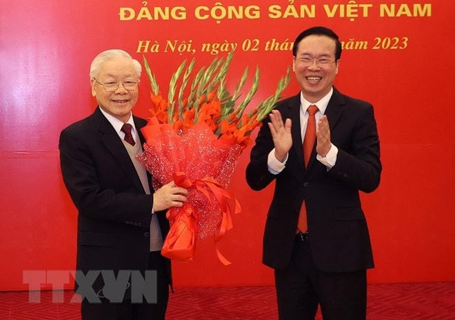 Ông Võ Văn Thưởng, Ủy viên Bộ Chính trị, Thường trực Ban Bí thư chúc mừng Tổng Bí thư Nguyễn Phú Trọng. Ảnh: Trí Dũng/TTXVN. Tổng Bí thư Nguyễn Phú Trọng phát biểu tại buổi lễ. Ảnh: Trí Dũng/TTXVN.