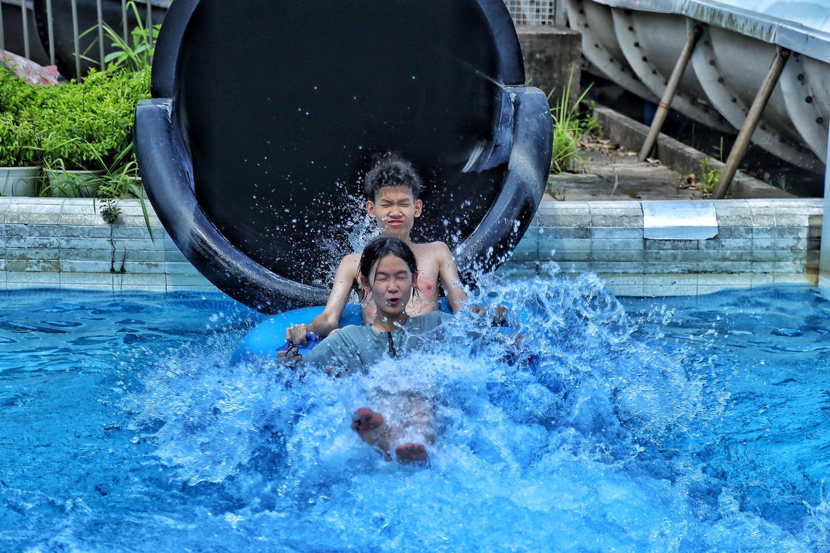 Nhiều người muốn thử trò chơi cảm giác mạnh ở khu trượt nước.