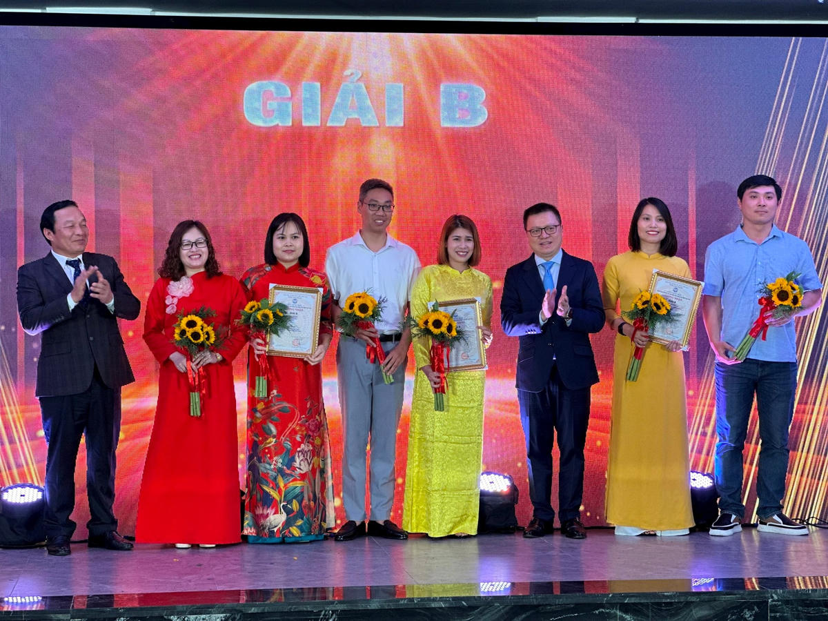 Ông Lê Quốc Minh, Phó Trưởng Ban Tuyên giáo Trung ương, Tổng Biên tập Báo Nhân dân, Chủ tịch Hội Nhà báo Việt Nam và ông Lê Văn Hiệu, Phó Bí thư Thường trực Tỉnh ủy, Chủ tịch HĐND tỉnh Hải Dương trao giải B cho các tác giả.