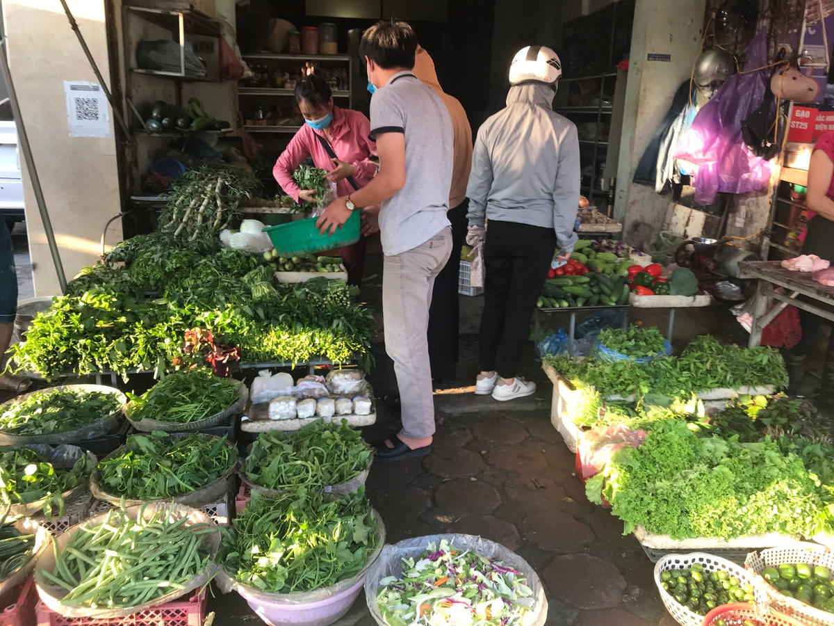 Rau củ là mặt hàng tăng mạnh trong những ngày gần đây. Ảnh: Bùi Tuấn.