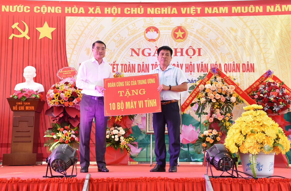 Chánh Văn phòng Trung ương Đảng Lê Minh Hưng trao hỗ trợ 10 bộ máy vi tính.