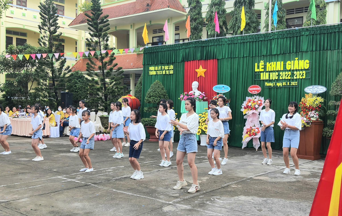 Tại Lễ khai giảng, các em học sinh biểu diễn nhiều tiết mục ca múa nhạc do chính các em học sinh trong trường dàn dựng, là món quà đặc biệt dành tặng hàng ngàn khán giả là các vị đại biểu, cha mẹ, thầy cô và bạn bè.