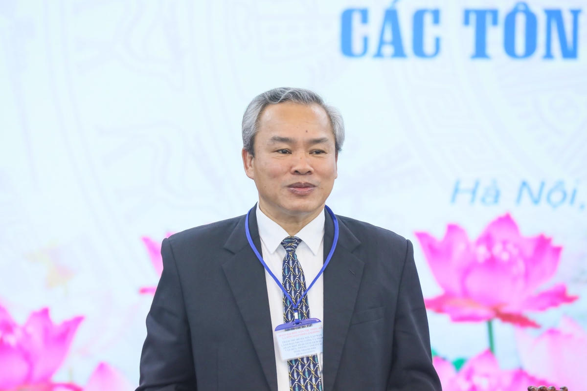 Ông Đường Anh Ngữ - Phó Chủ tịch Thường trực Ủy ban MTTQ tỉnh Lâm Đồng báo cáo kết quả công tác vận động, đoàn kết, tập hợp, phát huy vai trò người tiêu biểu trong đồng bào các dân tộc thiểu số và các tôn giáo