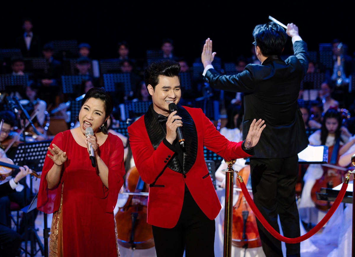 Ca sĩ Đào Mác song ca cùng Mỹ Linh ca khúc A Whole New World .