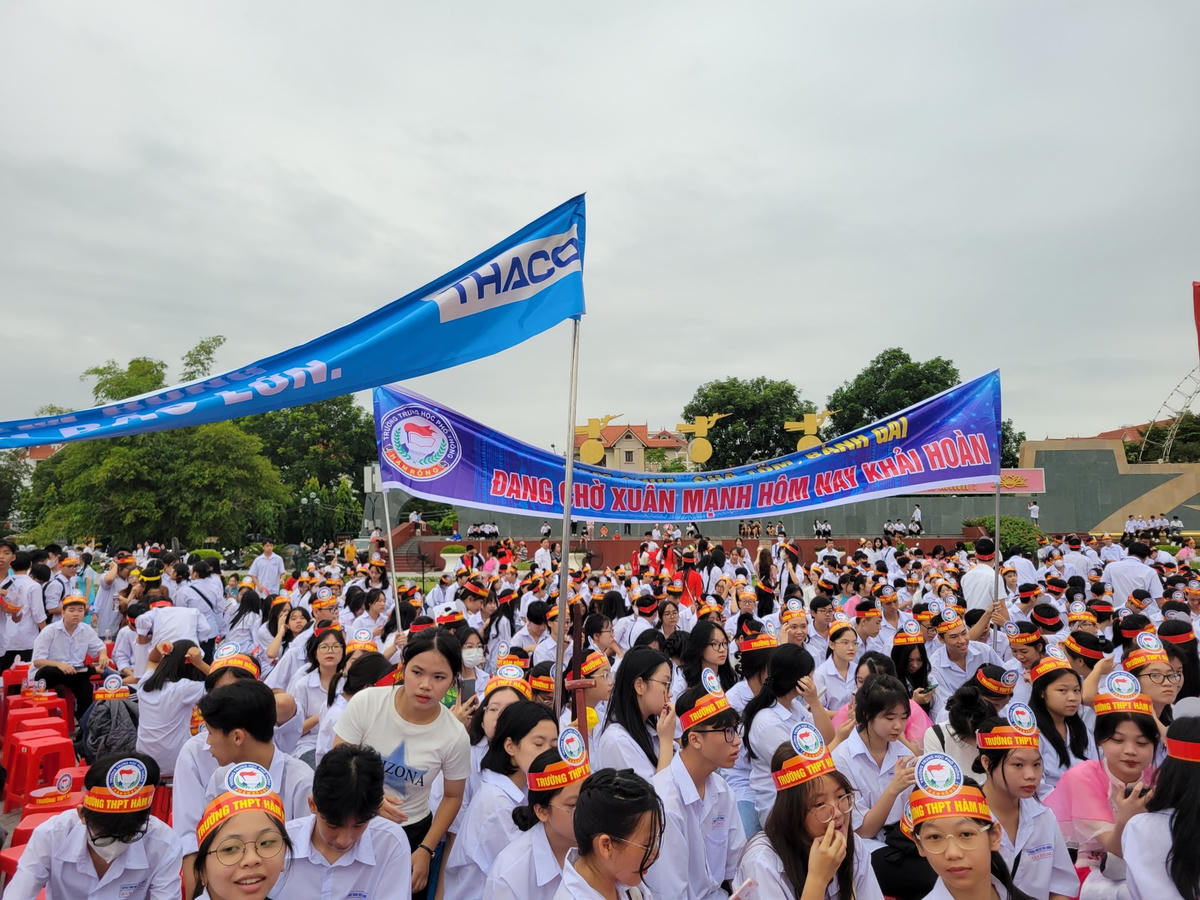 Băng rôn cổ vũ ngợp trời, tất cả đều kỳ vọng vào Xuân Mạnh sẽ đem vòng nguyệt quế về Thanh Hóa.