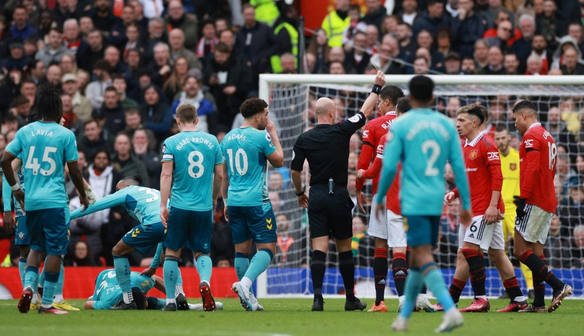 Casemiro nhận thẻ đỏ đầy bất ngờ. Ảnh: Reuters.  