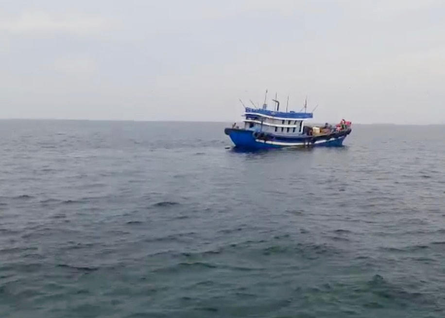 Tàu QNg-92438 TS bị bắt giữ tại tọa độ 180 12’ 412” vĩ độ Bắc; 1060 17’ 474” kinh độ Đông thuộc vùng biển xã Kỳ Phú.