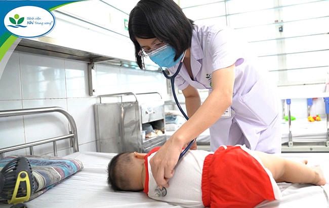 Bác sĩ thăm khám cho bệnh nhi mắc tay chân miệng. Ảnh: Bệnh viện Nhi Trung ương.