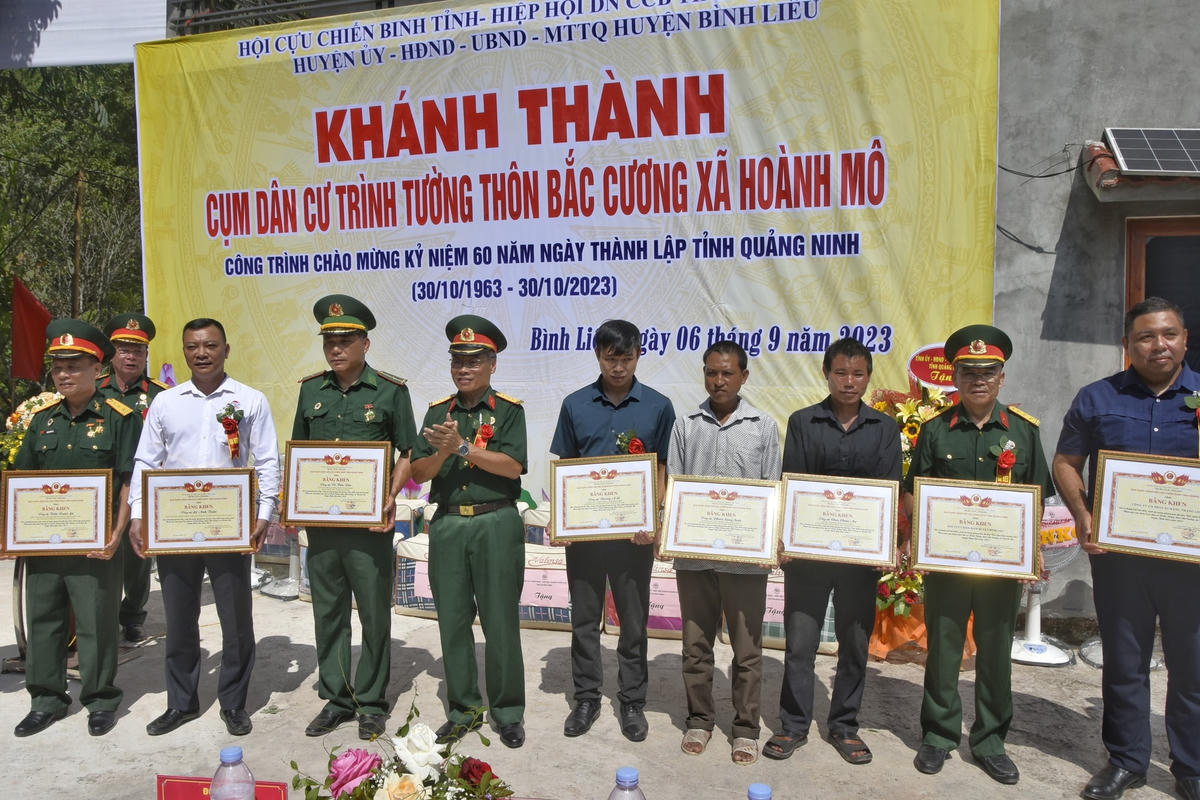 Các cá nhân nhận bằng khen vì đã có thành tích trong xây dựng công trình Cụm dân cư Trình Tường.