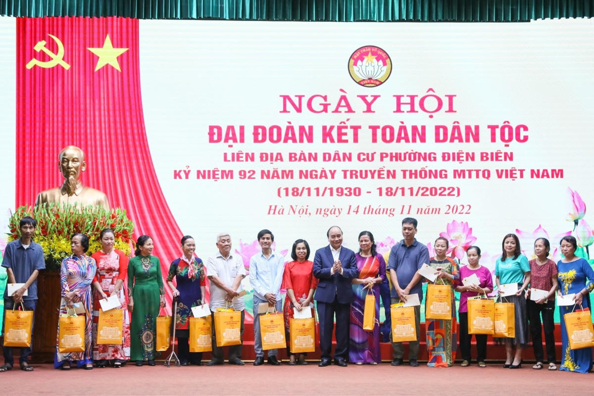 Chủ tịch nước Nguyễn Xuân Phúc tặng quà cho các hộ gia đình trên địa bàn phường Điện Biên.