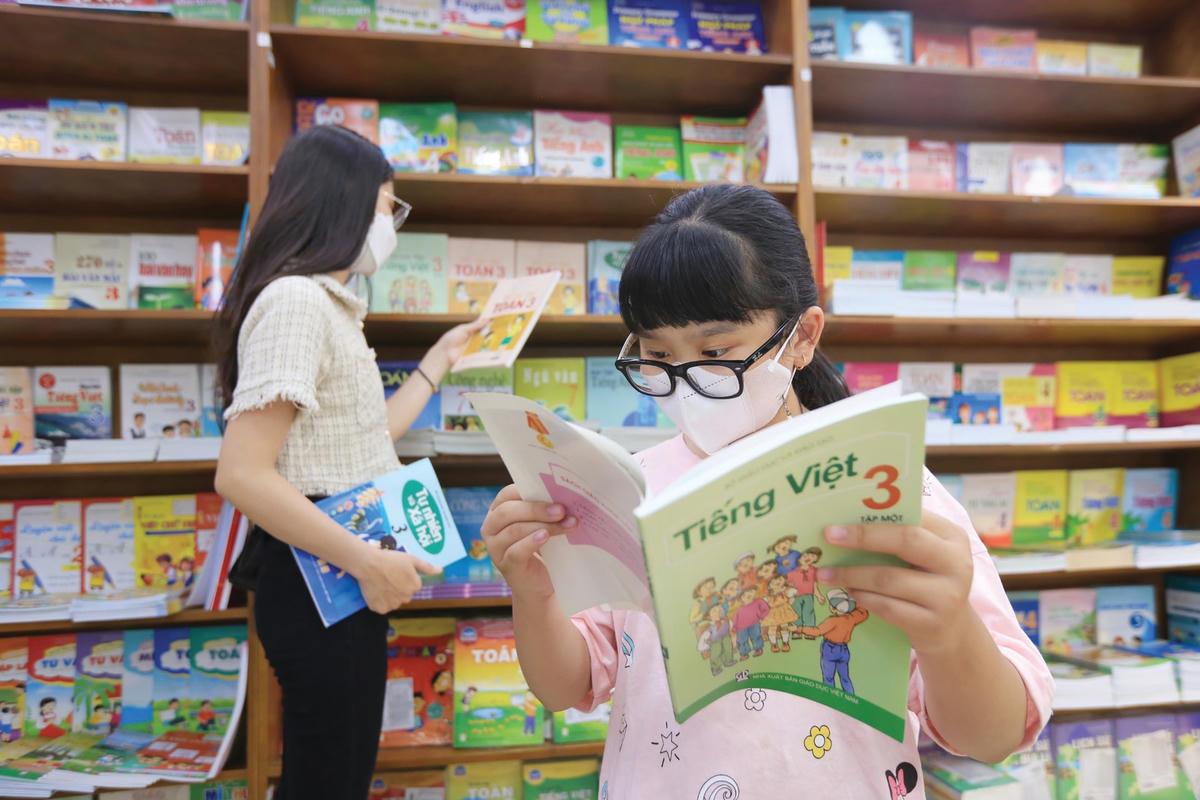 Phụ huynh tìm mua SGK cho con trước thềm năm học mới.