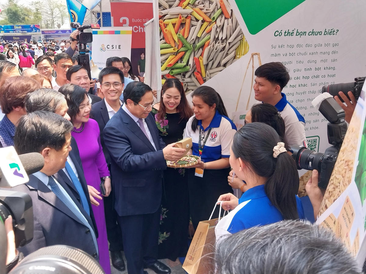 Thủ tướng tham quan các gian hàng trưng bày tại Ngày hội khởi nghiệp quốc gia của học sinh, sinh viên lần thứ V.
