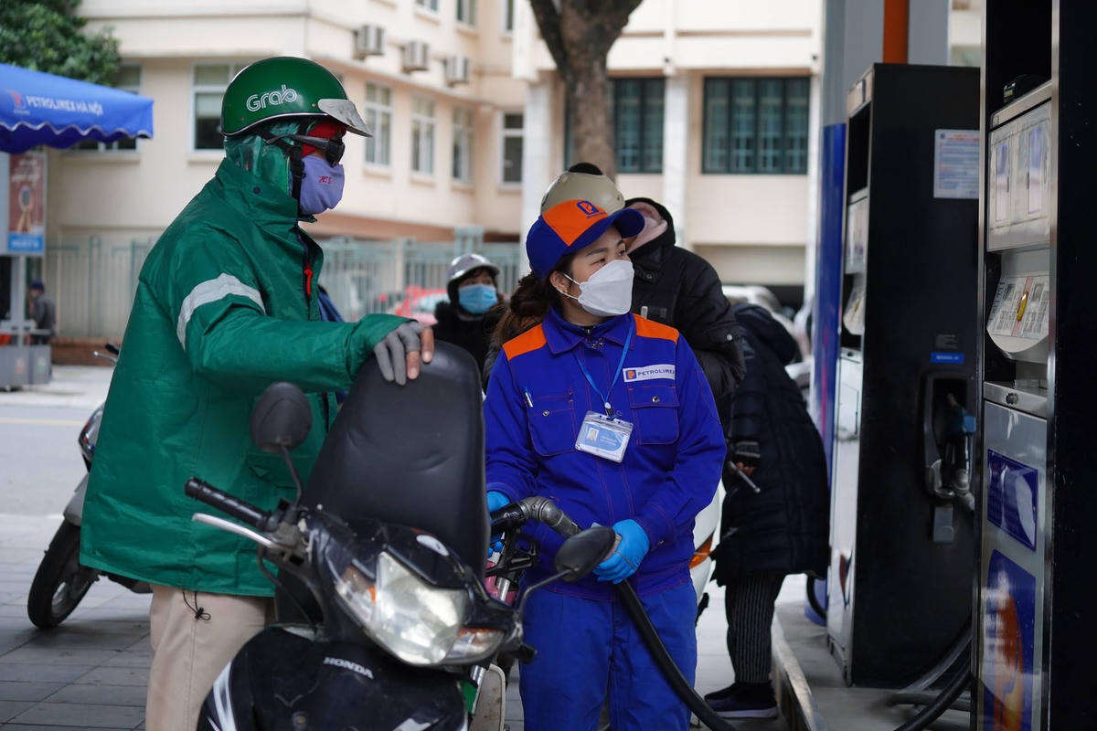 Giá xăng tăng liên tiếp khiến người dân lo lắng. Ảnh: Quang Vinh.