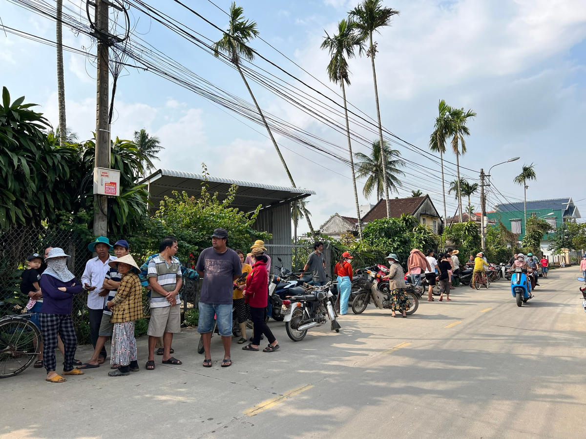 Khắp con đường rất đông người dân đến chia buồn cùng gia đình nạn nhân.