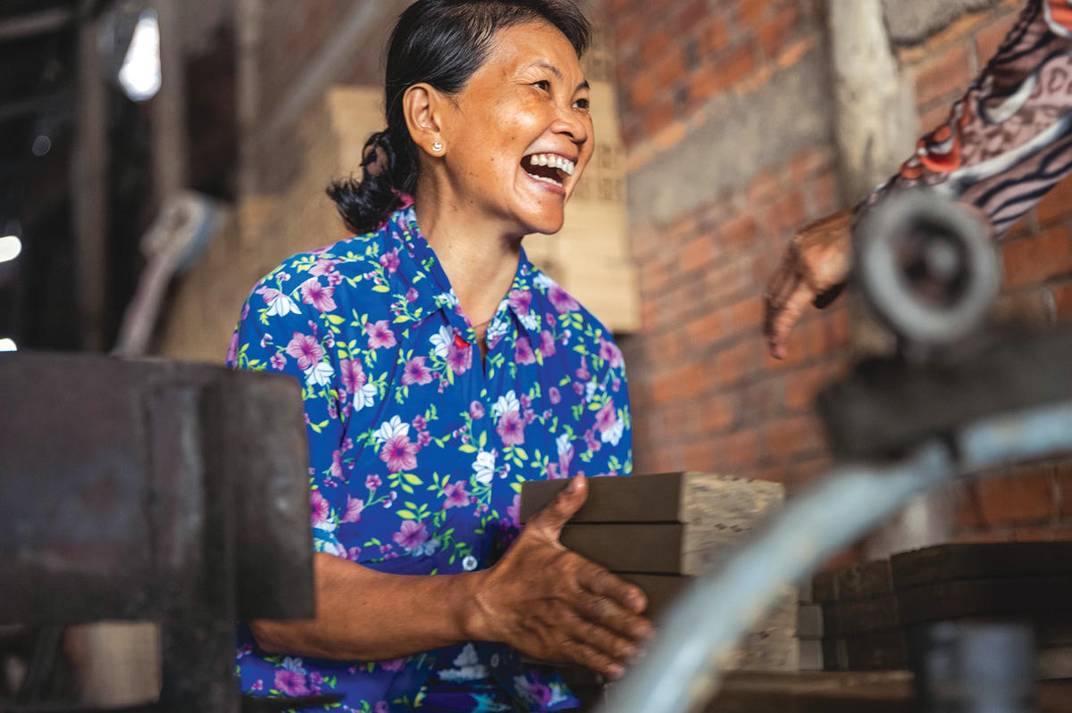 Công việc tuy khá vất vả nhưng người phụ nữ vẫn tham gia tất cả các công đoạn.  