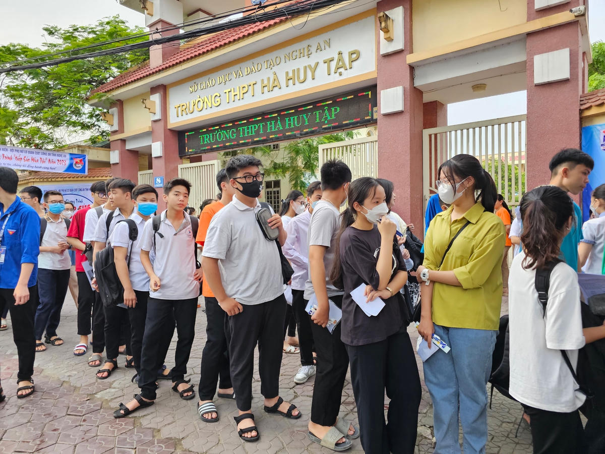 Thí sinh xếp hàng vào các điểm thi để dự thi.